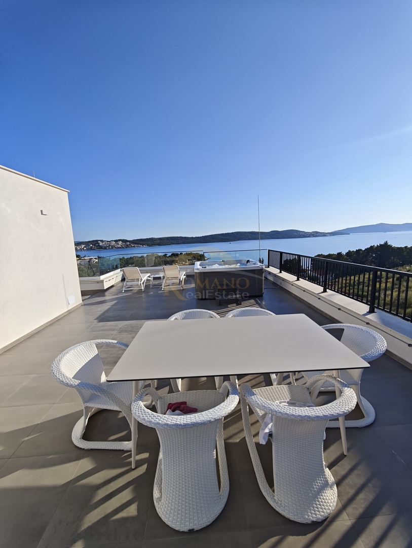 Attico di lusso a Okrug Gornji/Čiovo con terrazza sul tetto